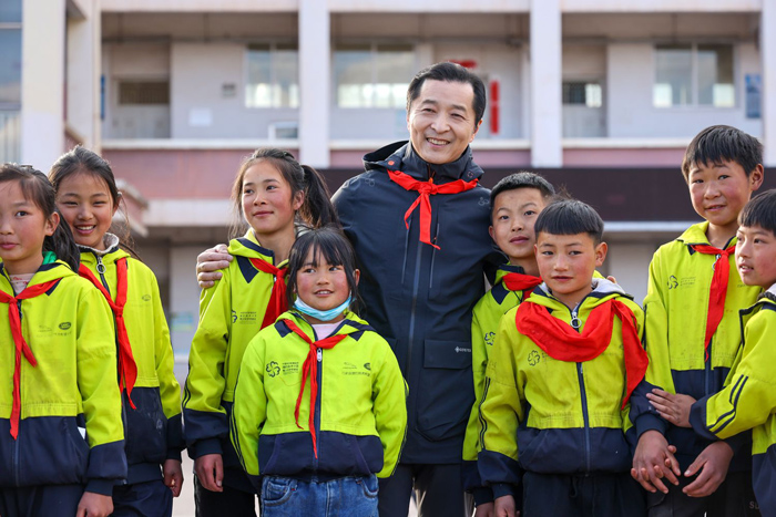 9.潘庆先生与希望小学的孩子们在一起.jpg
